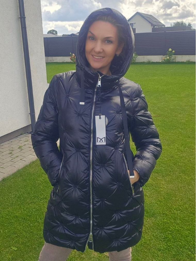 Itališka pūkinė striukė su kapišonu – juoda